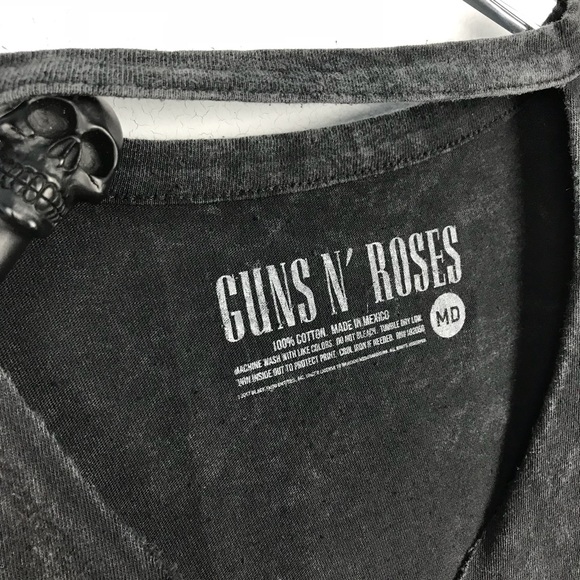 Sold🥀Guns N’ Roses Choker V-Neck Graphic Band Tee - Picture 6 of 6